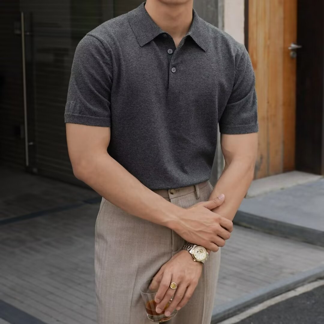 Knitted short-sleeve polo shirt with a clean collar and modern fit